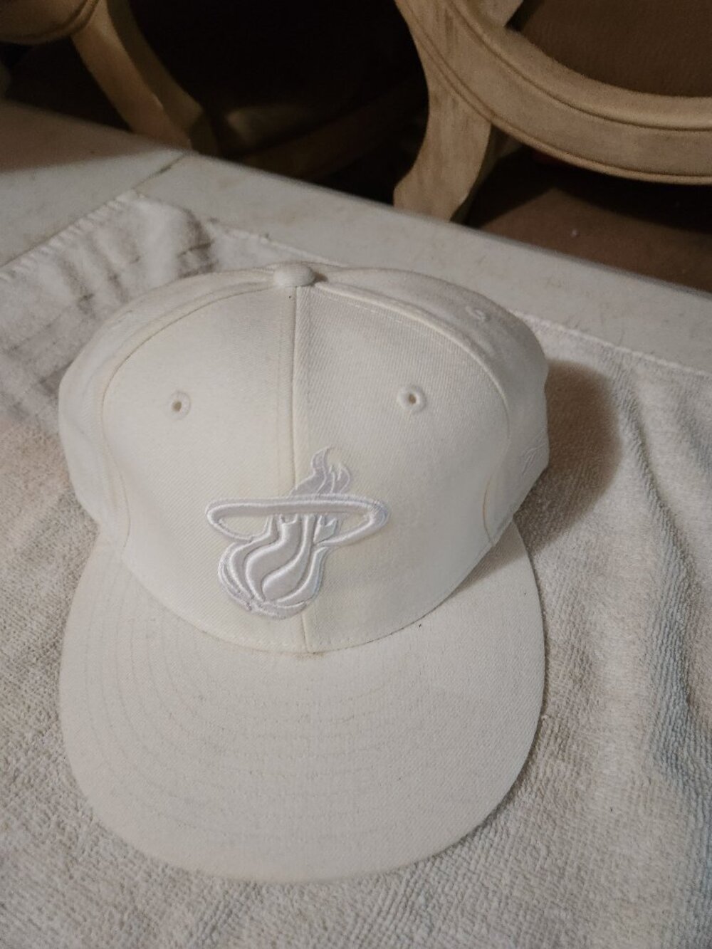 WHITE HOT MIAMI HEAT HAT CAP LID 7 3/4 FITTED REEBOK